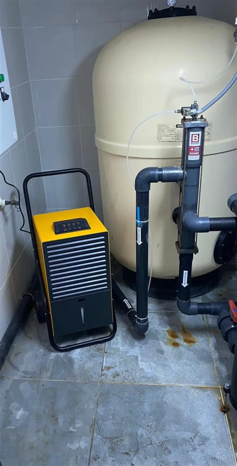 Pool-type dehumidifier — portable solution